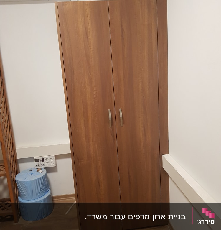 ארון עץ עם שתי דלתות וידיות מתכת